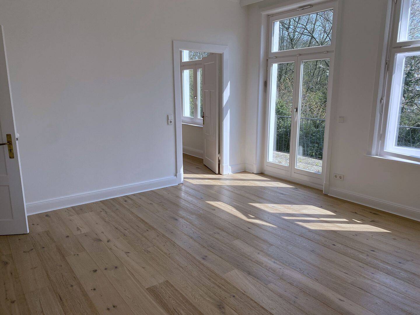 Stadtvilla von 1911: Helle 110-qm-Altbauwohnung mit Garten, Parkplatz und eigenem Treppenhaus