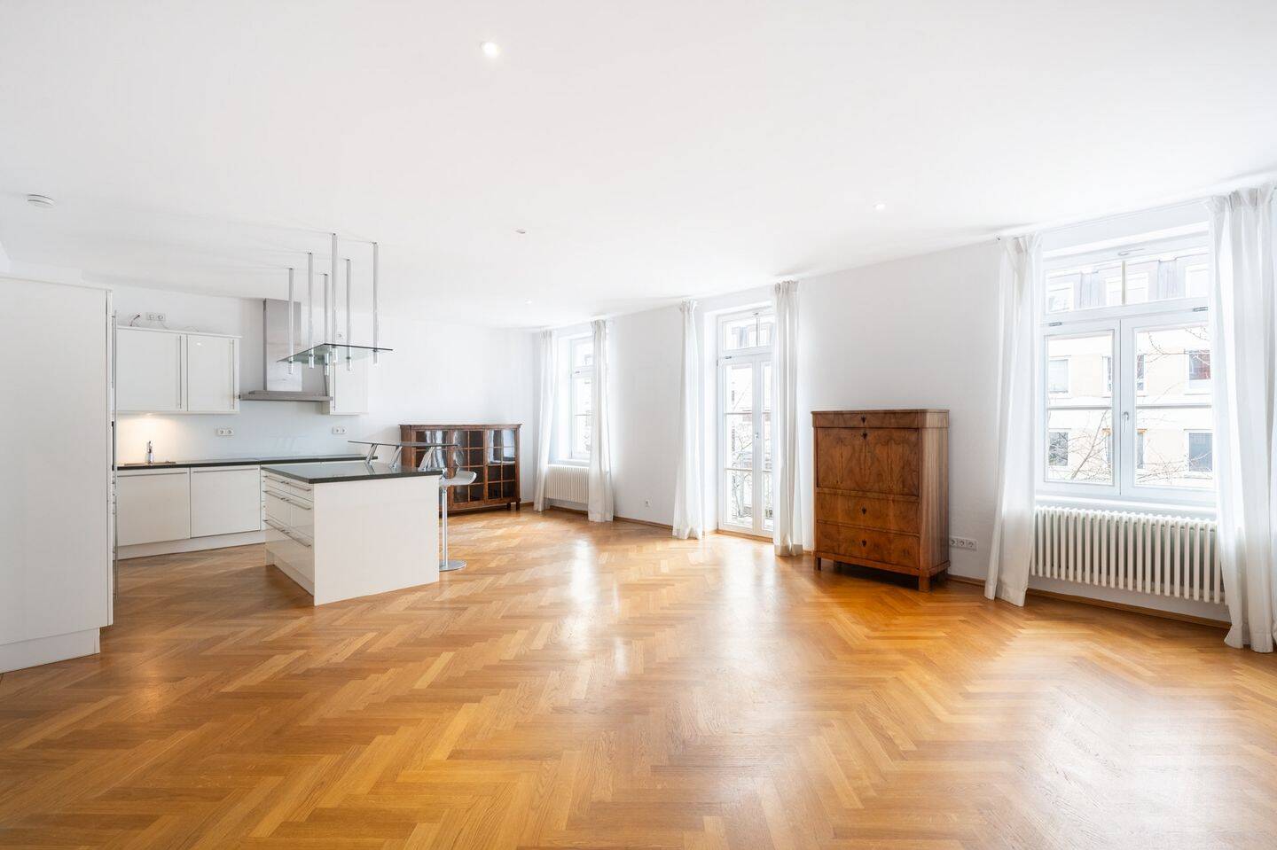 AIGNER - Stilvolle Altbauwohnung in Schwabing mit zwei Balkonen und Aufzug