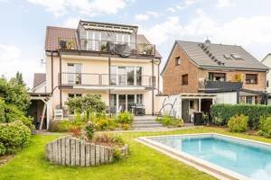 Großzügiges Einfamilienhaus mit Außenpool und vermietetem Dachgeschoss in ruhiger Lage!