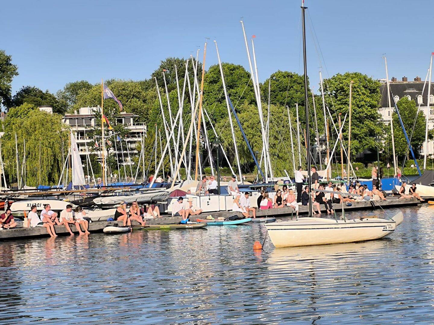 Begeehrte Lage nähe Bellevue Scheffelstr. · Winterhude · mit 3 Balkonen – Hamburg – Bild 1 von 9