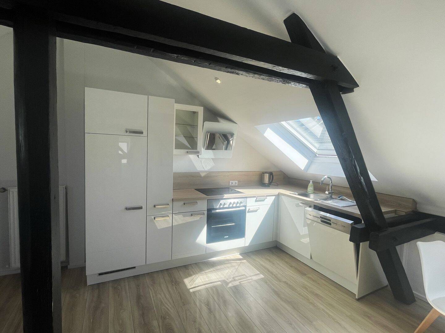 Schöne Option: Leer oder teilmöbliert: 2-Zi-Dachgeschosswohnung in zentraler Ruhiglage Bonn-Zentrum – Bonn – Vorschaubild 4