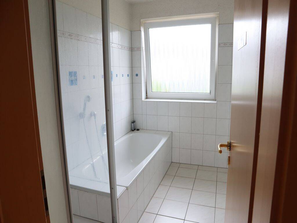 Gepflegte 6-Zimmer Doppelhaushälfte mit solider Bausubstanz, mit Balkon, Dachterrasse, Carport! – Rastede – Vorschaubild 4