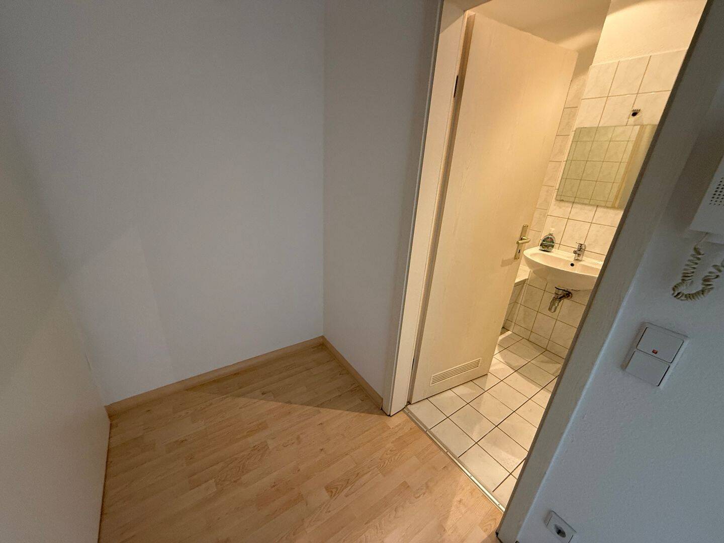 Nachmieter gesucht ! inkl. EBK / im 1. OG mit Laminat- Bad mit Wanne** – Chemnitz – Vorschaubild 2