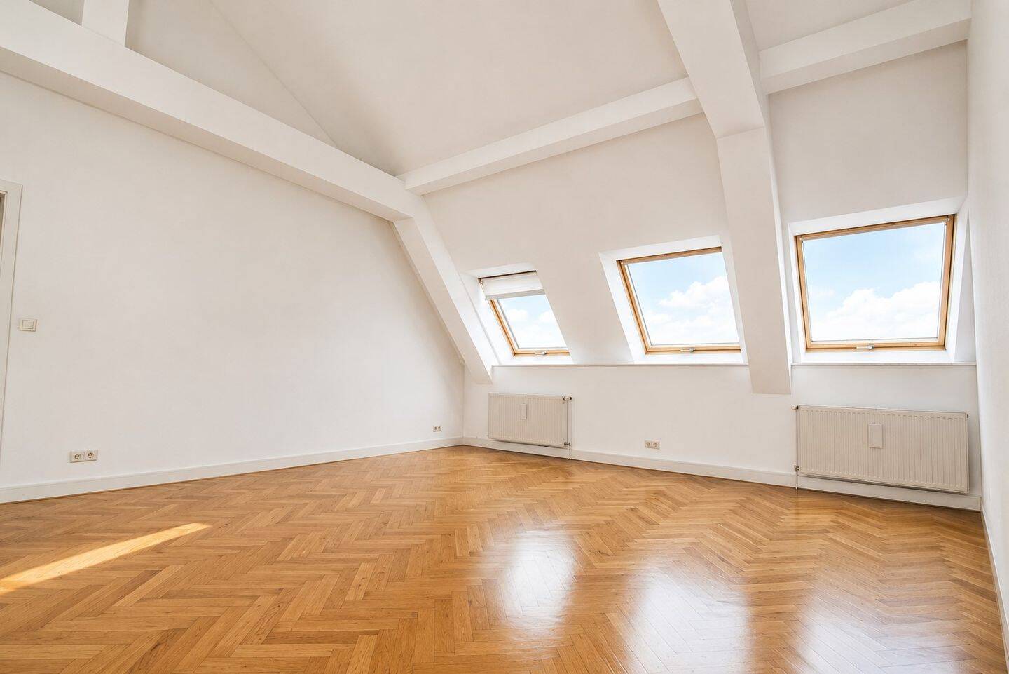 Vermietete, helle, geräumige Dachgeschosswohnung in bester Lage – Berlin – Vorschaubild 3