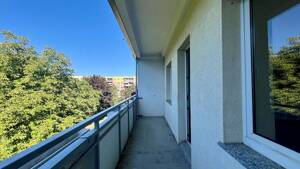 Perfekt für Sie: sofort bezugsfertige 4-Zimmerwohnung mit Balkon und Aufzug! – 1239 Dresden – Vorschaubild 3