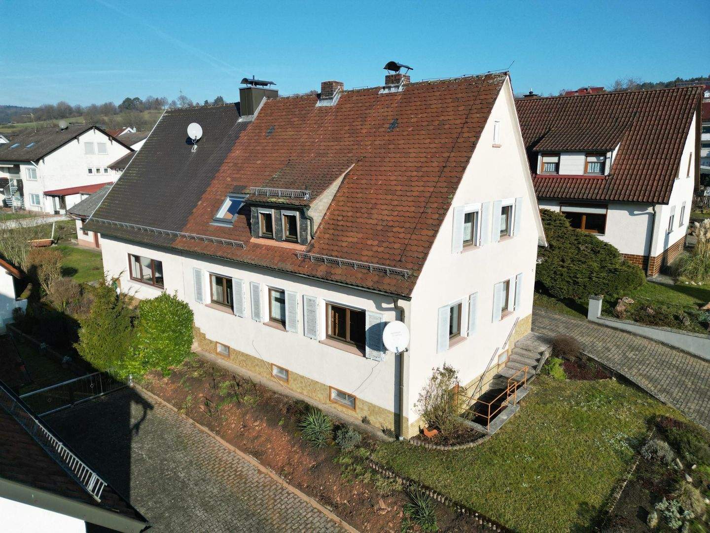 Großzügiges Einfamilienhaus mit vielseitigem Raumangebot und Garten – Partenstein – Bild 1 von 9