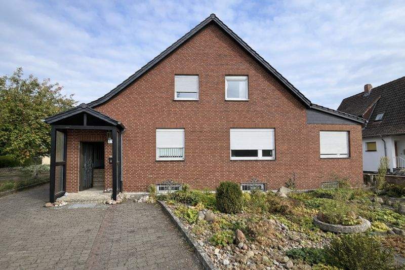 Einfamilienhaus mit Einliegerwohnung Doppelgarage und Nebengebäude in Bortfeld – Wendeburg – Bild 1 von 9