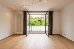 Moderne 3-Zimmerwohnung mit Südwestbalkon und Blick in den begrünten Garten – 22529 Hamburg – Vorschaubild 3