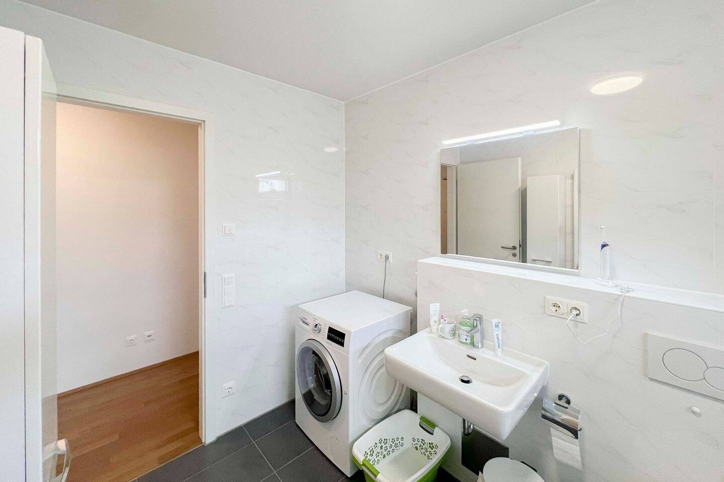 Sofort bezugsfrei: Neuwertige 2-Zimmer-Wohnung mit überdachtem Balkon inkl. Garagenstellplatz! – München – Vorschaubild 7
