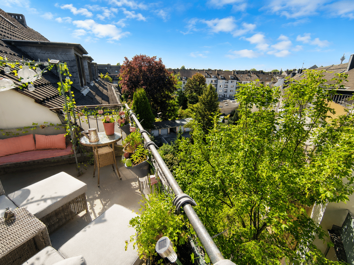 Helle 2-Zimmer-DG-Wohnung mit Dachbalkon ins Grüne in Düsseldorf-Bilk – von privat – 40225 Düsseldorf – Bild 1 von 9