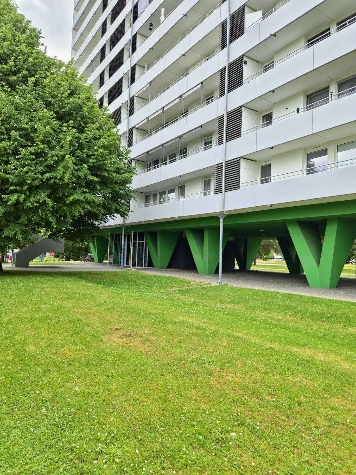 Kapitalanlage mit Weitblick in Sindelfingen: Vermietete 3-Zi-Whg im 13. OG mit Südostbalkon & Garage – 71067 Sindelfingen – Bild 1 von 4