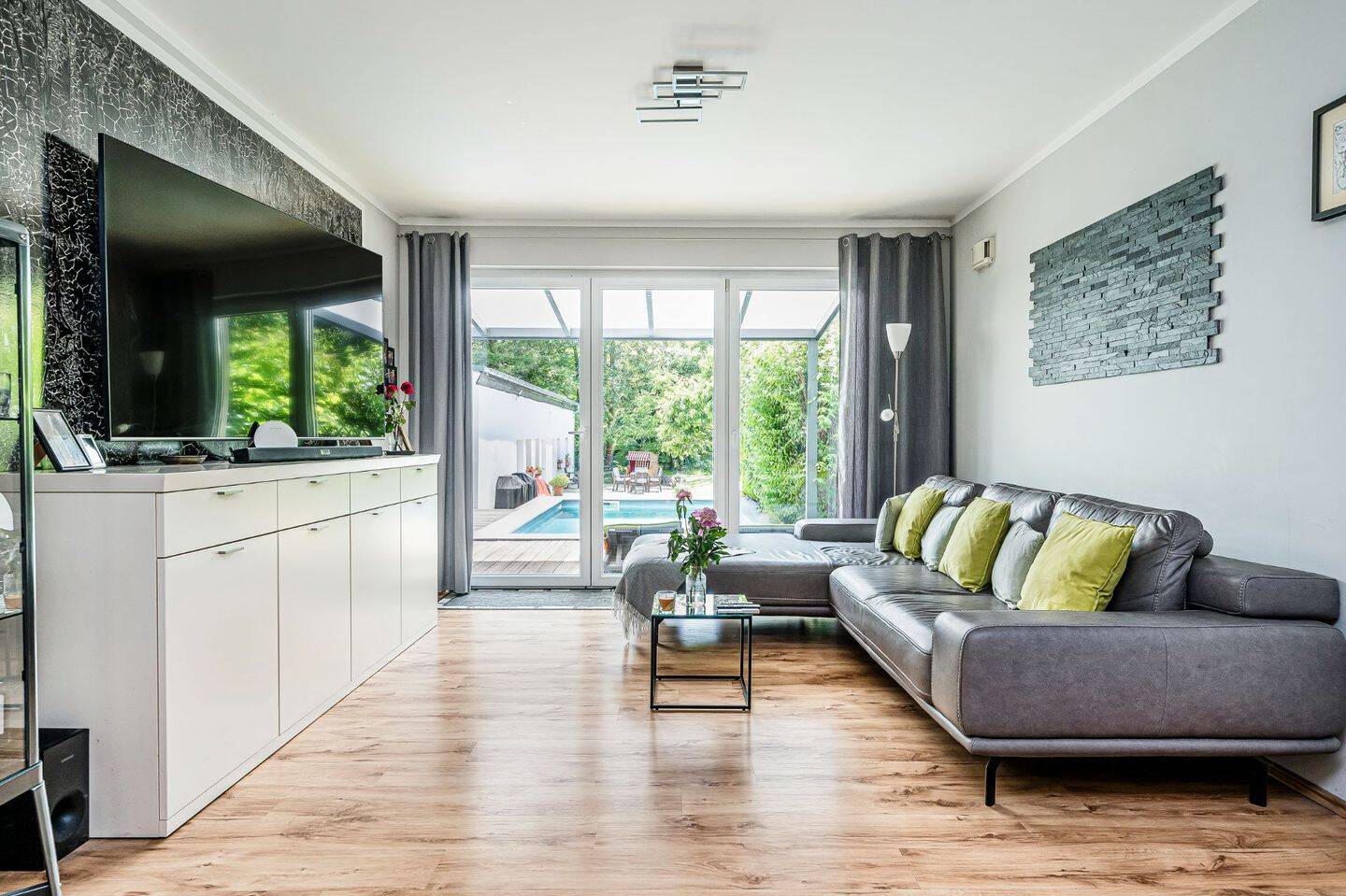 Modernes Einfamilienhaus mit Pool, Wellnessbereich, 168 m² Nebengebäude und Zugang zur Nuthe – Potsdam – Vorschaubild 6