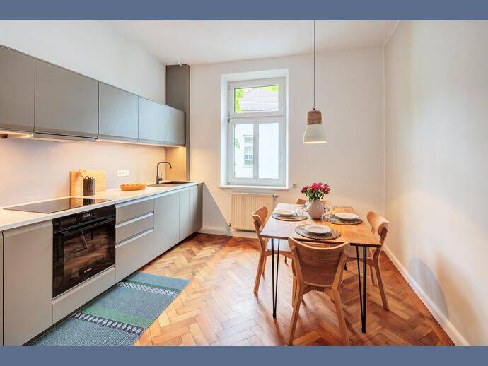 Möbliert: Großzügige Altbauwohnung mit viel Licht und klassischem Charme – München – Vorschaubild 9