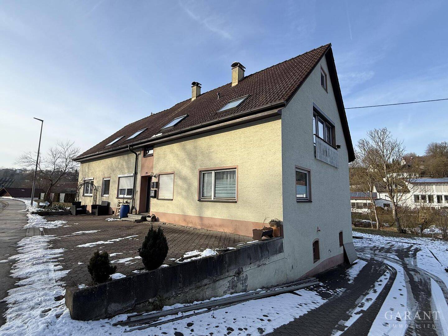 Zweifamilienhaus mit angrenzendem Baugrundstück in Trochtelfingen! – Trochtelfingen – Bild 1 von 9