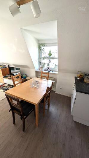 Charmante Dachgeschosswohnung mit Balkon, Gemeinschaftsgarten und Tiefgaragenstellplatz in O-Menzing – 81245 München – Vorschaubild 3