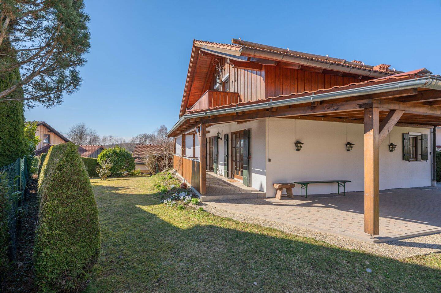 Charmantes Landhaus mit Alpenflair, großzügigem Garten und nachhaltiger Ausstattung – Spiegelau – Bild 1 von 9