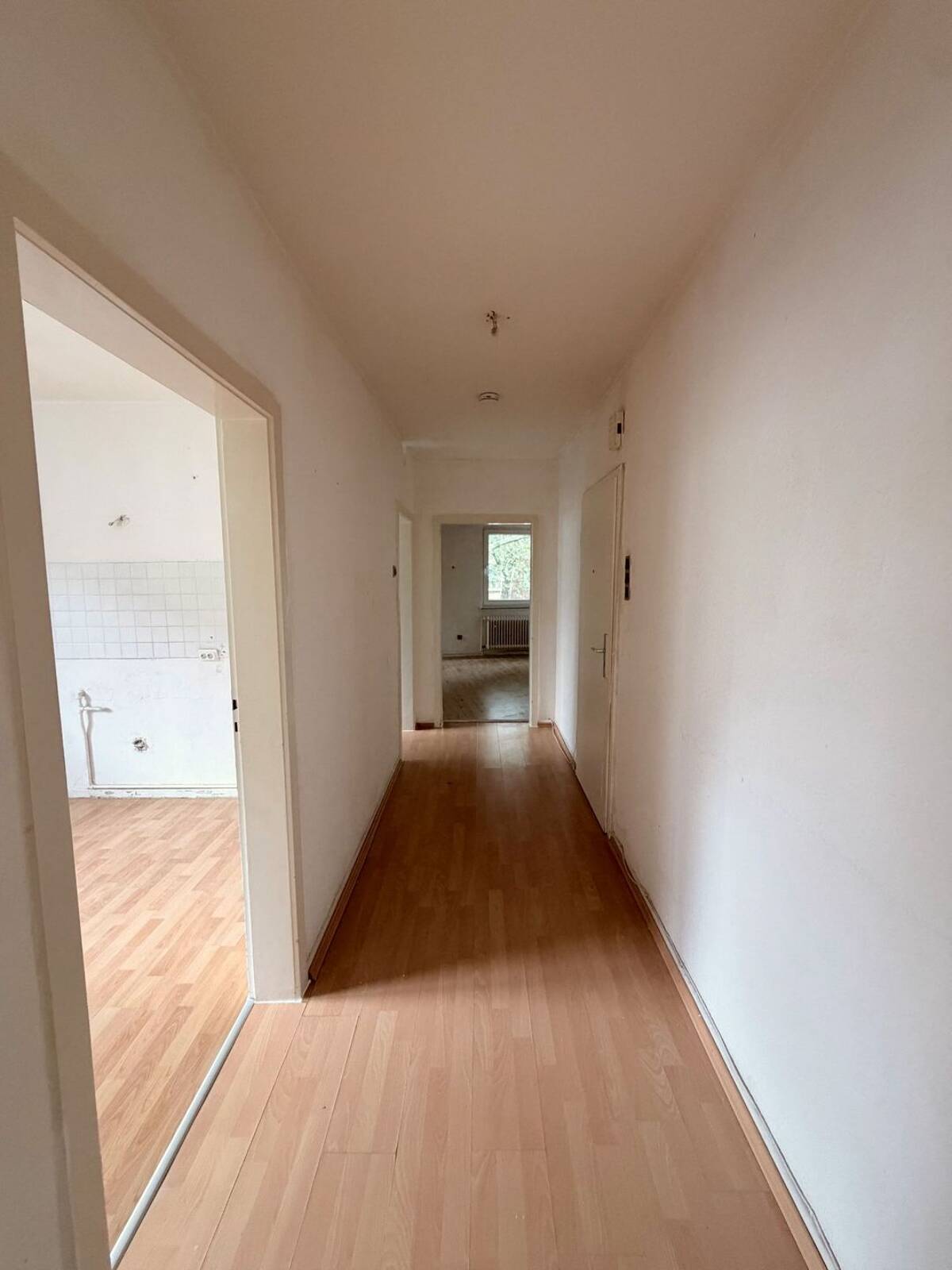 In der Nähe der Innenstadt zentral gemütliche 2,5 Zimmer Wohnung zu vermieten! – 45889 Gelsenkirchen – Bild 1 von 9