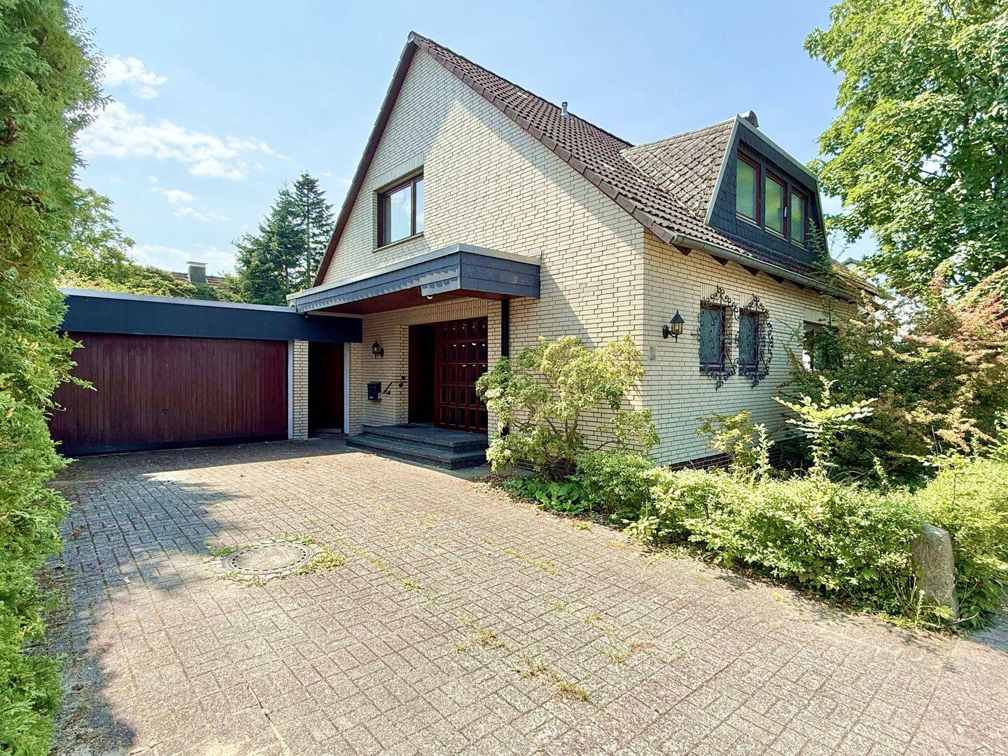 Solides & großzügiges Architektenhaus mit schönem Garten in reizvoller Wohnlage – Burgwedel – Bild 1 von 9