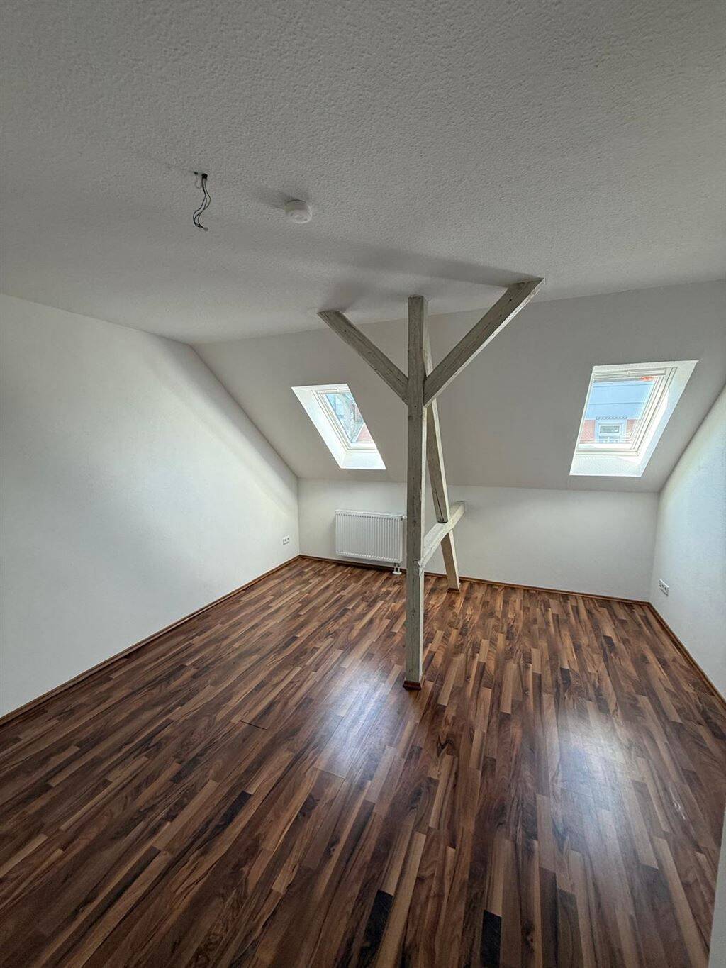 Kompakte DG 3-Zimmer mit Aufzug, Laminat, Dachbalkon und Eckwanne in guter Lage! – Chemnitz – Vorschaubild 4