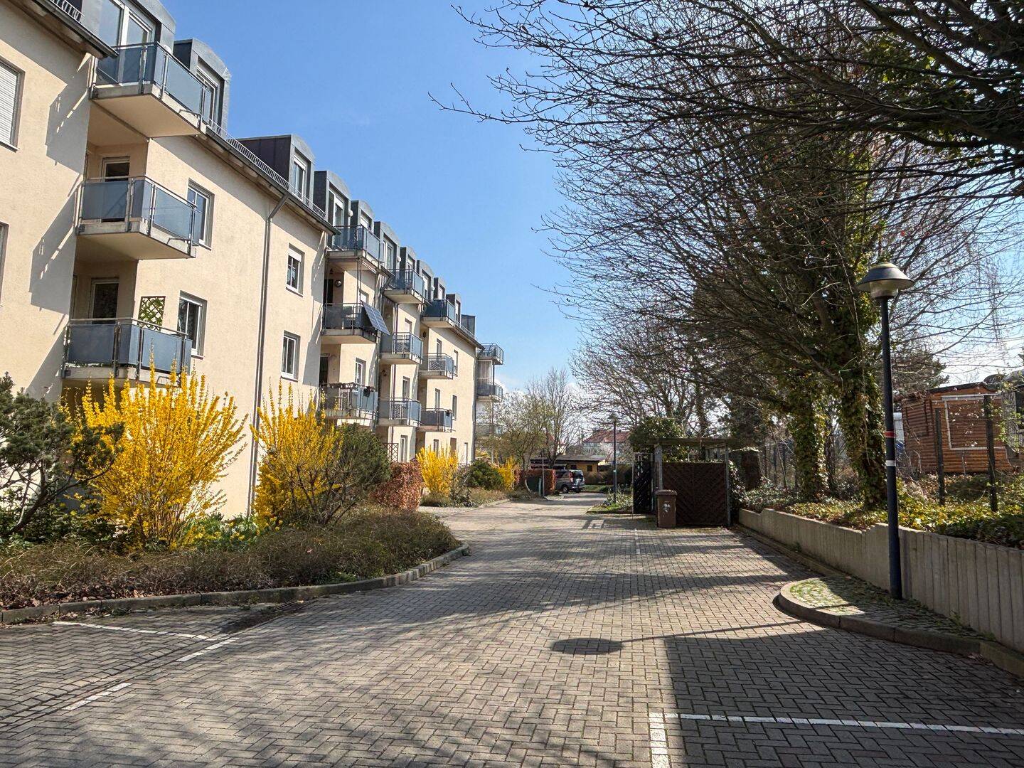 Frisch renovierte Balkonwohnung mit Stellplatz !