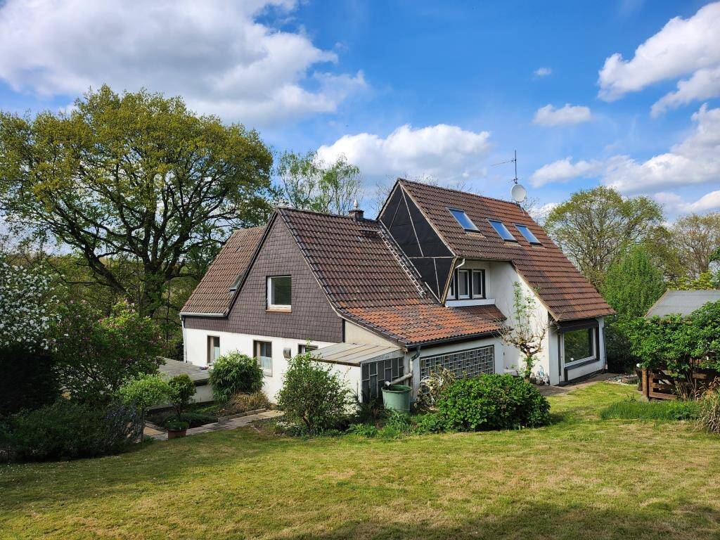 TOP Gelegenheit! Freistehendes Zwei-Familienhaus mit großem Grundstück, 3 Garagen & 2 Stellplätzen – Velbert – Bild 1 von 9
