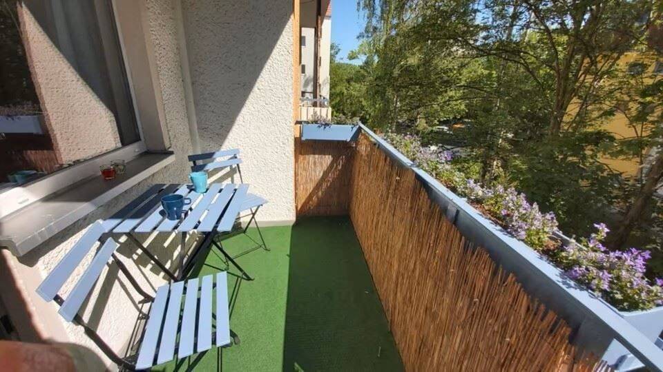 ** Große sonnige und voll möblierte 1-Zimmer-Wohnung in Steglitz, Selbstbezug oder Vermietung ** – Berlin – Bild 1 von 7