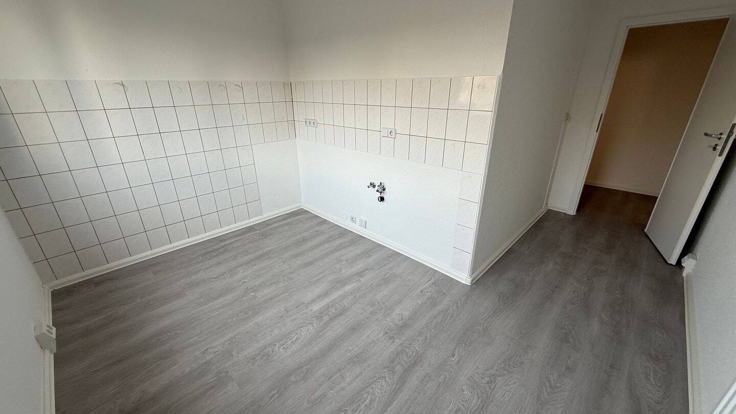 Modernem Bodenbelag - großer Südbalkon - Einbauküche mögl. ! – Chemnitz – Vorschaubild 9