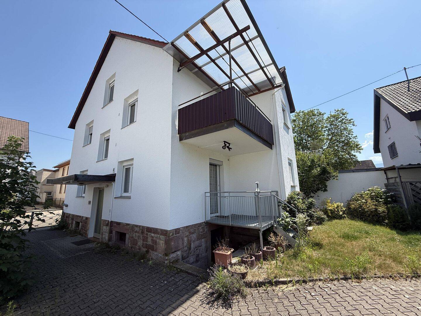 Charmantes Zweifamilienhaus mit großem Garten, Scheune und Ausbaureserve