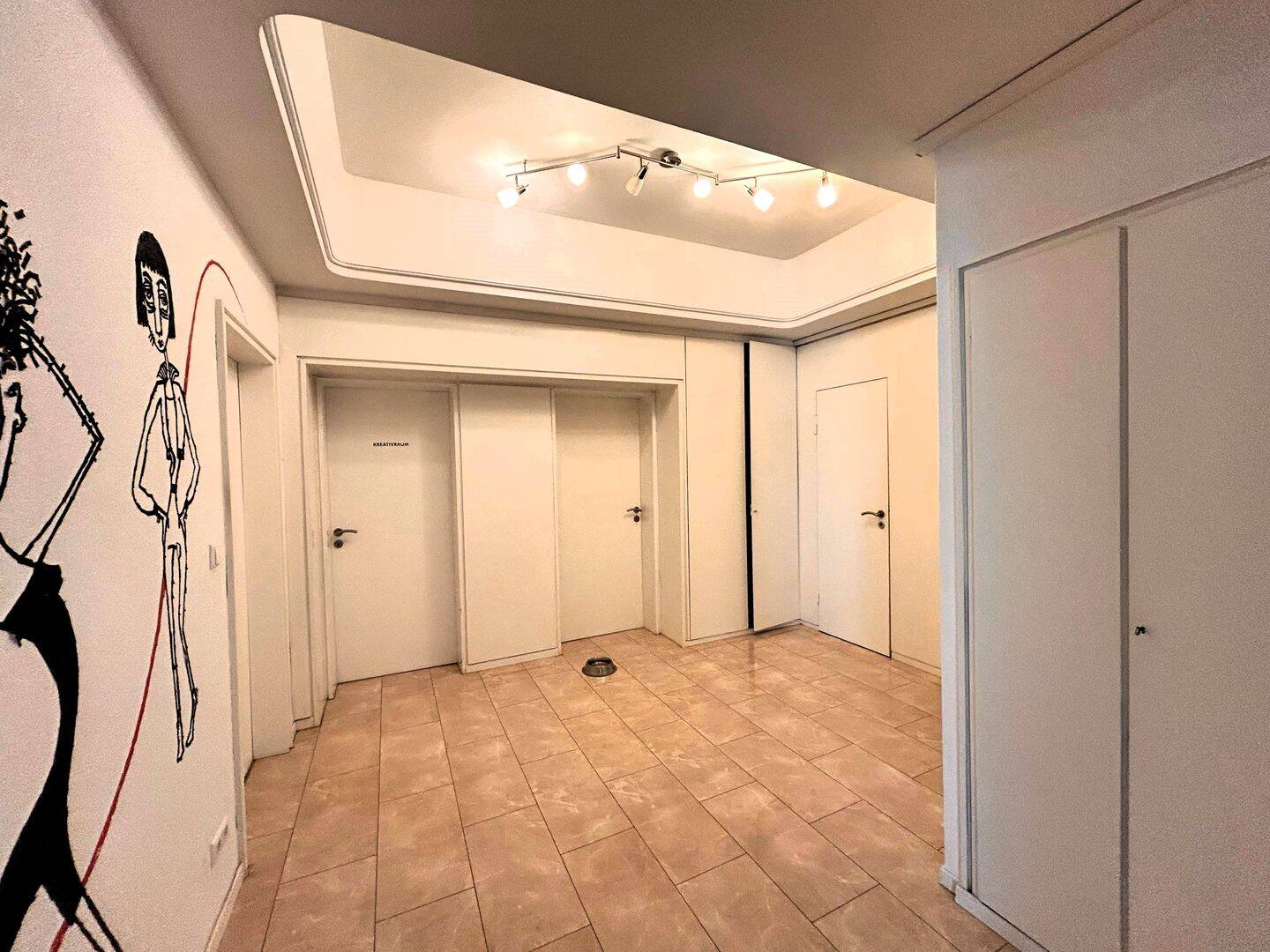 Zeitgemäßes Wohnen mit historischem Flair: 4-Zimmer-Wohnung im 1. OG mit Küchenzeile & 2 Balkone. – Pforzheim – Vorschaubild 5