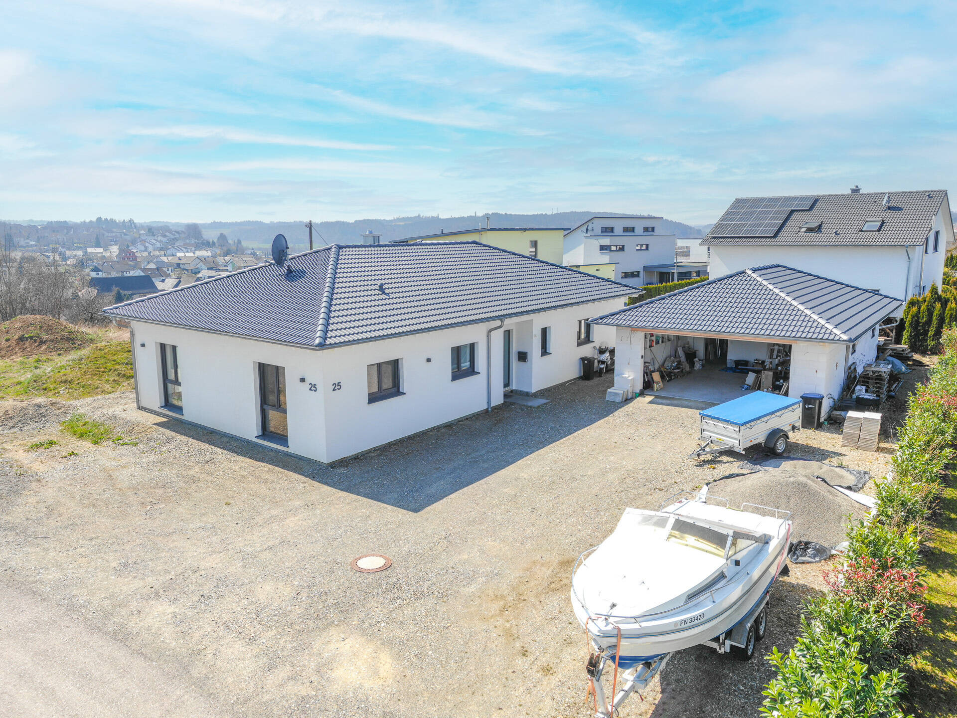 Neuer Winkelbungalow mit schöner Aussicht & großem Grundstück – Krauchenwies – Bild 1 von 9