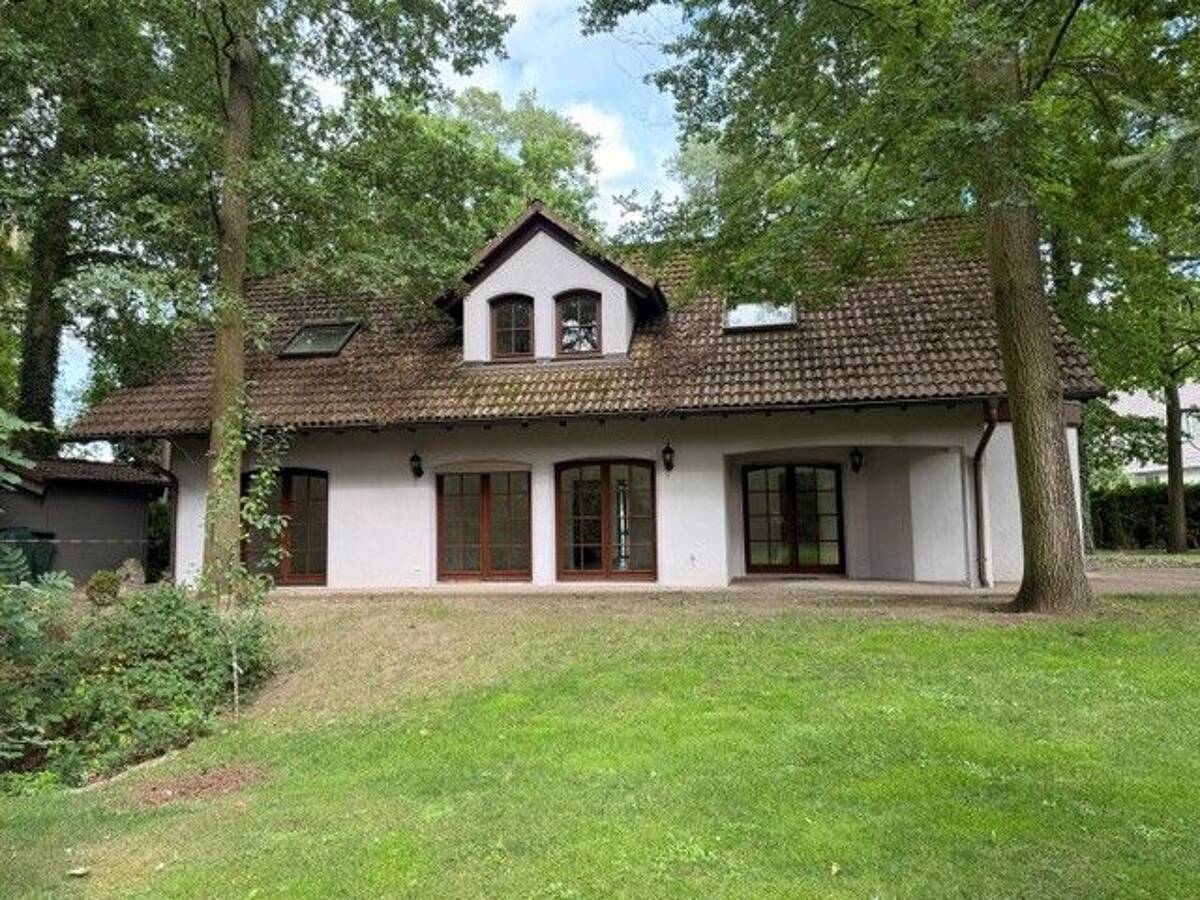 Freistehendes Einfamilienhaus mit Garten/Waldgrundstück und Doppelgarage – 90455 Nürnberg – Bild 1 von 9