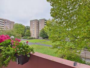 Geräumige Wohnung mit 4 Zimmern, Balkon und Tiefgaragenstellplatz!