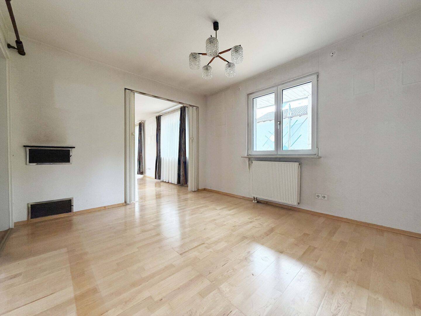 Familienhaus mit 2 Wohnungen. 7 Zimmer. 183 m². Traum-Ausblick. 3 Garagen. Herrliches Grundstück. – Epfendorf – Vorschaubild 7