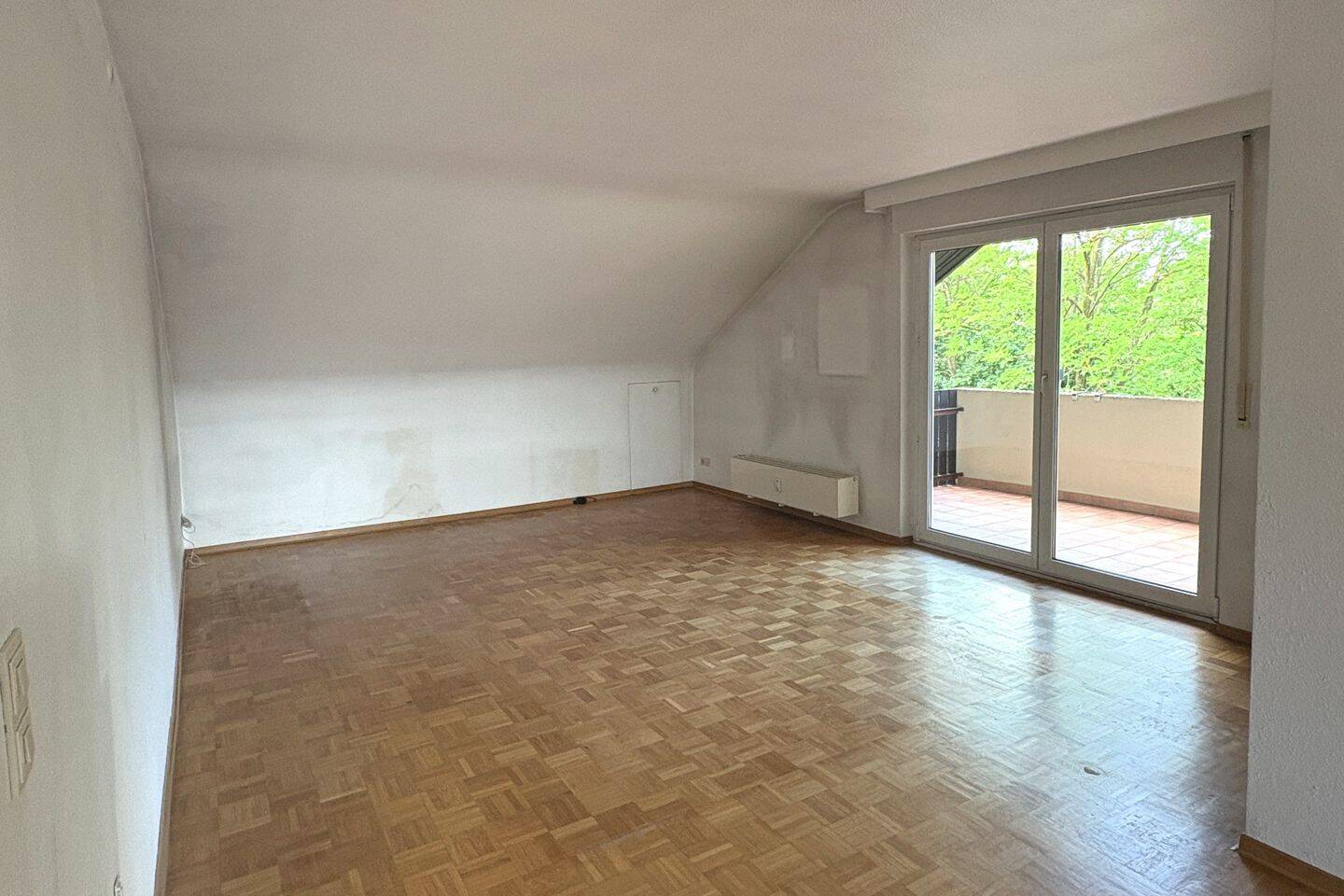 Schöne 4-Zimmer-Dachgeschosswohnung mit zwei Balkonen – Stuttgart – Vorschaubild 2