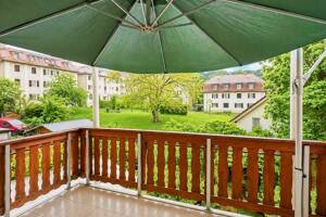 Charmante Altbauwohnung mit grünem Balkon & hohen Decken – 70435 Stuttgart – Vorschaubild 1