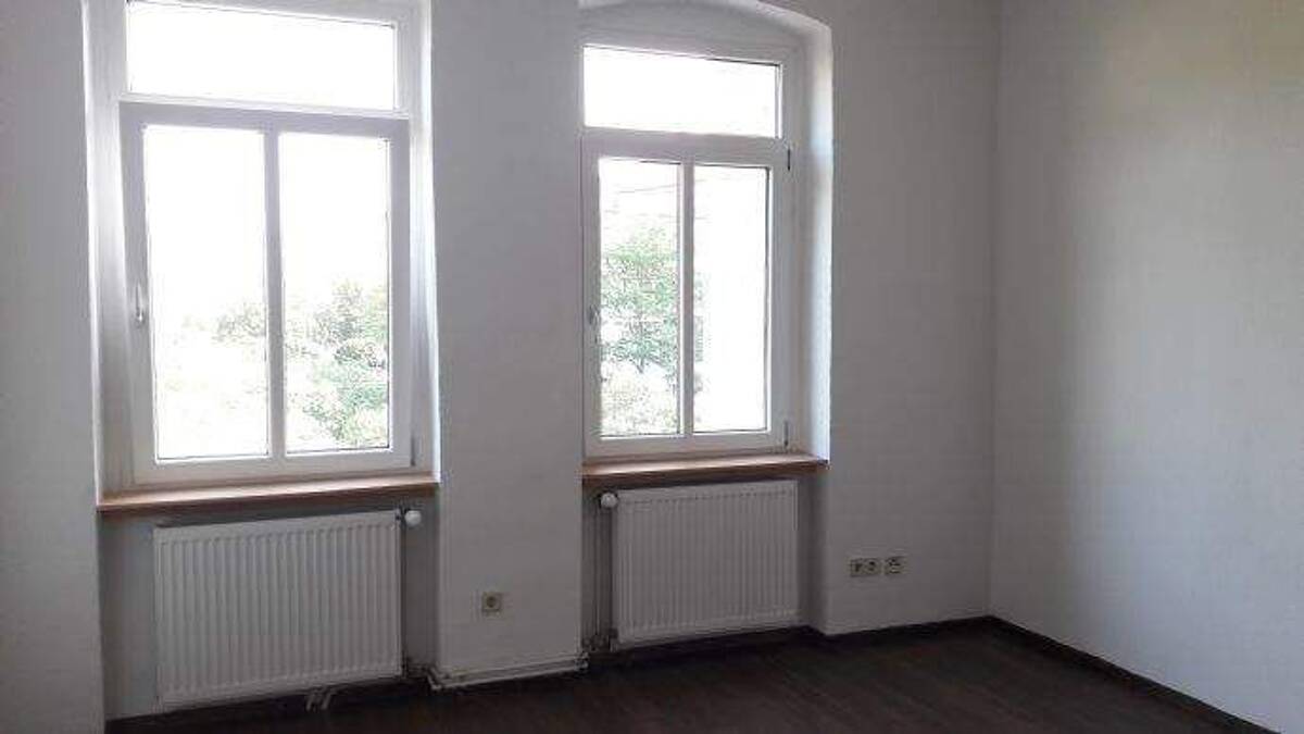 2-Raum-Wohnung mit Kaminofen, EBK und Wanne in zentraler Lage – 99085 Erfurt – Bild 1 von 9