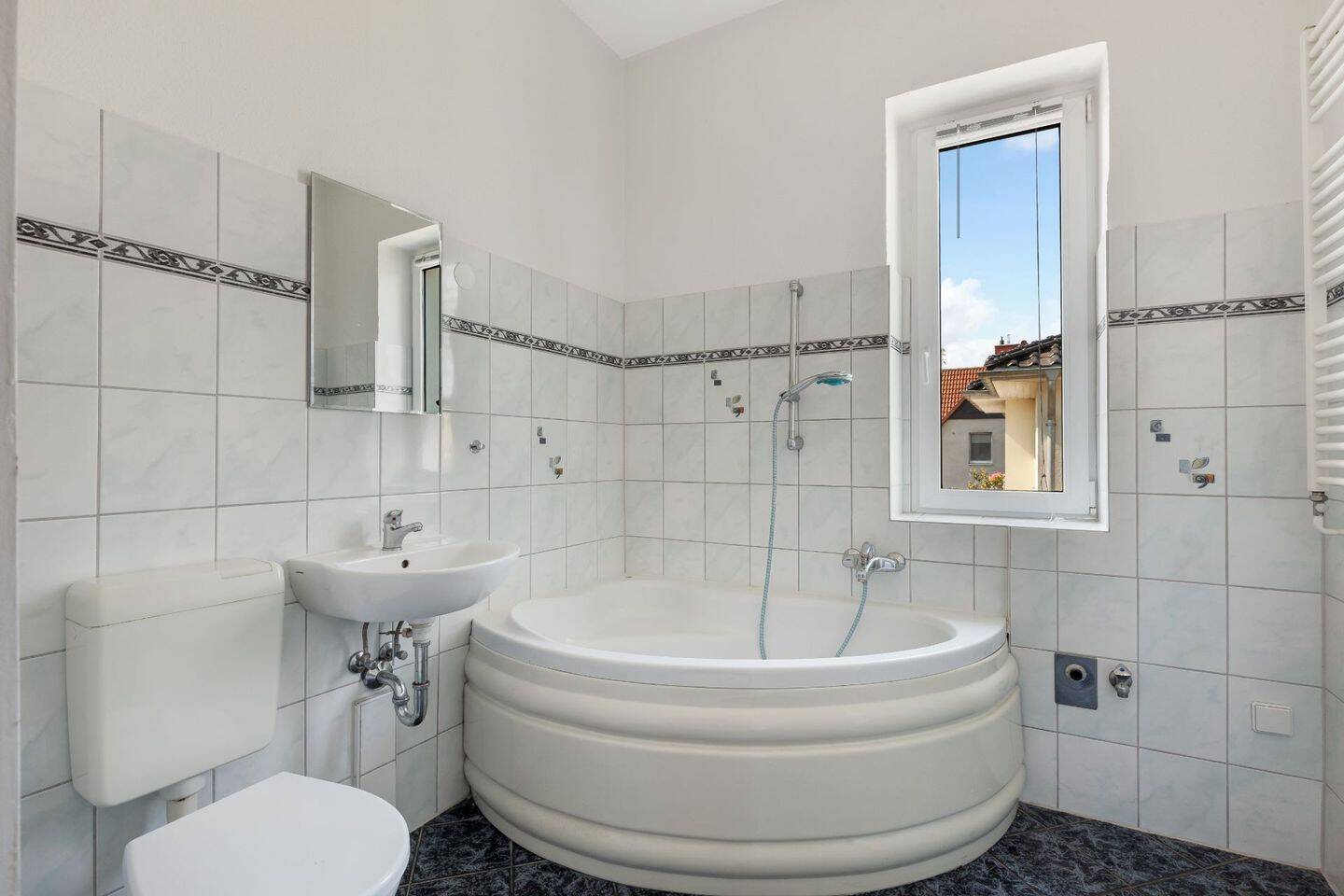 Familienidylle im Grünen: Mehrgenerationenhaus mit 2 Einliegerwohnungen auf weitläufigem Grundstück – Berlin – Vorschaubild 9