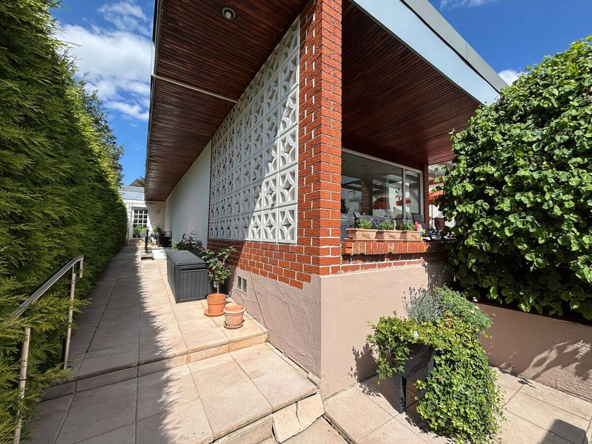 Individueller, modernisierungsbedürftiger Bungalow mit gepflegtem Garten, Garage in Nürnberg-Eibach – 90451 Nürnberg – Bild 1 von 9