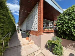 Individueller, modernisierungsbedürftiger Bungalow mit gepflegtem Garten, Garage in Nürnberg-Eibach