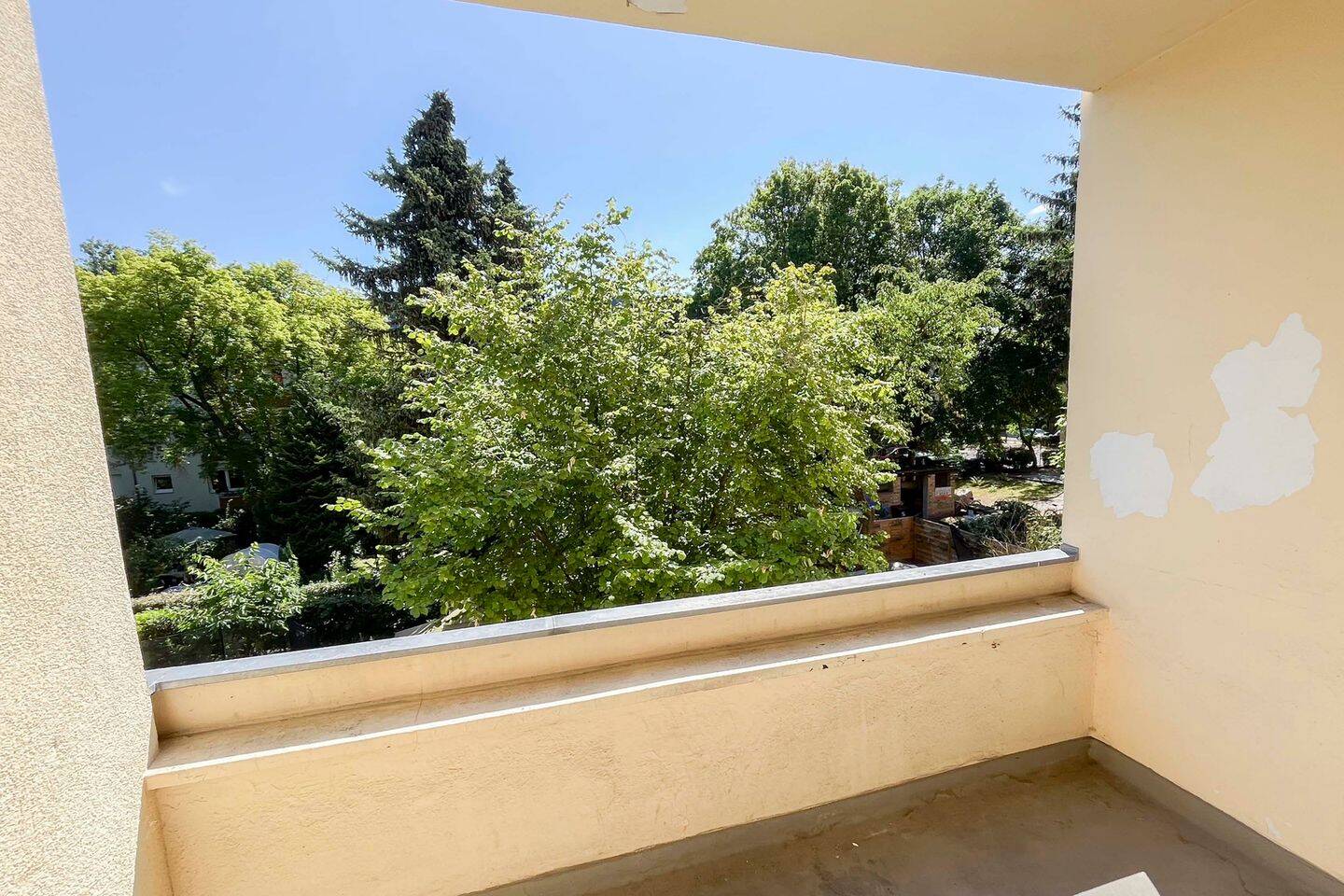 Charmante 2-Zimmer-Wohnung mit sonnigem Balkon und grünem Ausblick – Berlin – Vorschaubild 3