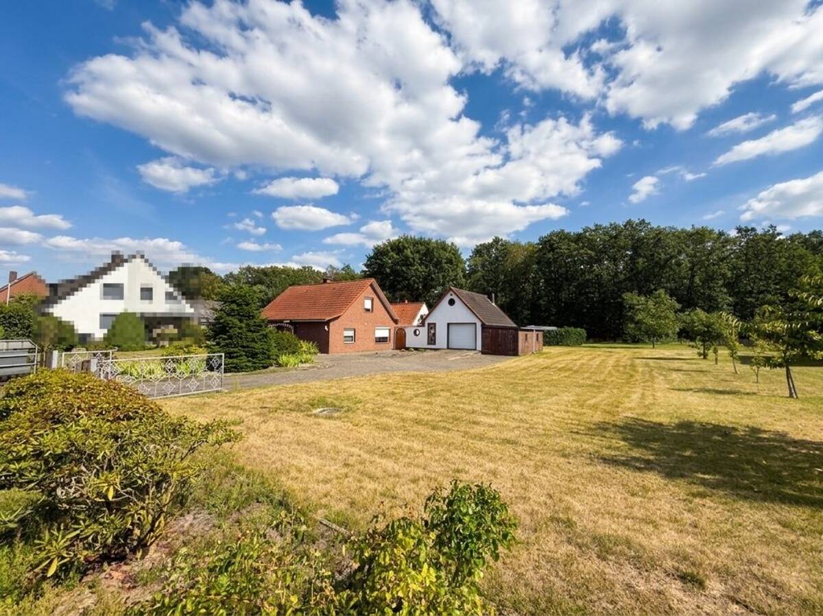 Dörverden-Westen: Gemütliches Einfamilienhaus mit Anbauten, Kaminofen und unterkellertem Garagenhaus – 27313 Dörverden – Bild 1 von 9