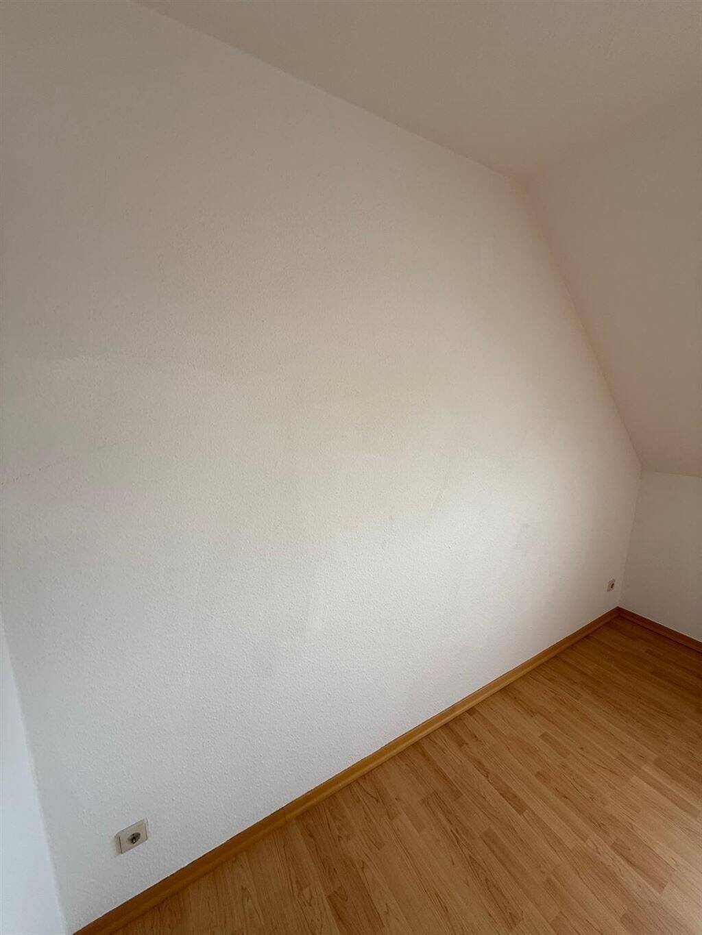 Günstige DG 2-Zimmer mit Wanne und Laminat in guter Lage! – Chemnitz – Vorschaubild 6