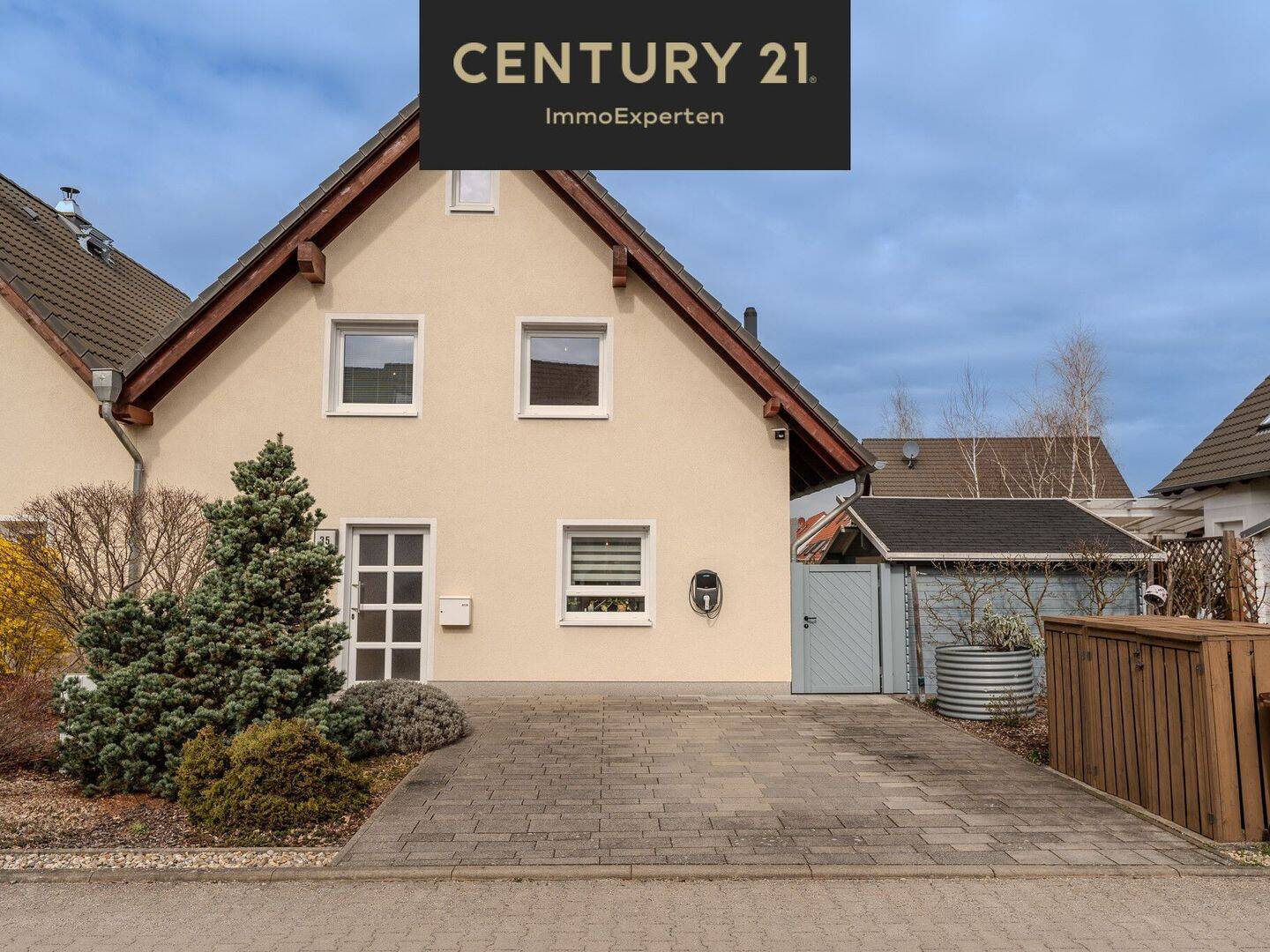 Moderne Doppelhaushälfte mit Kamin, PV-Anlage, überdachter Terrasse, Wallbox & großem Garten – Panketal – Bild 1 von 9