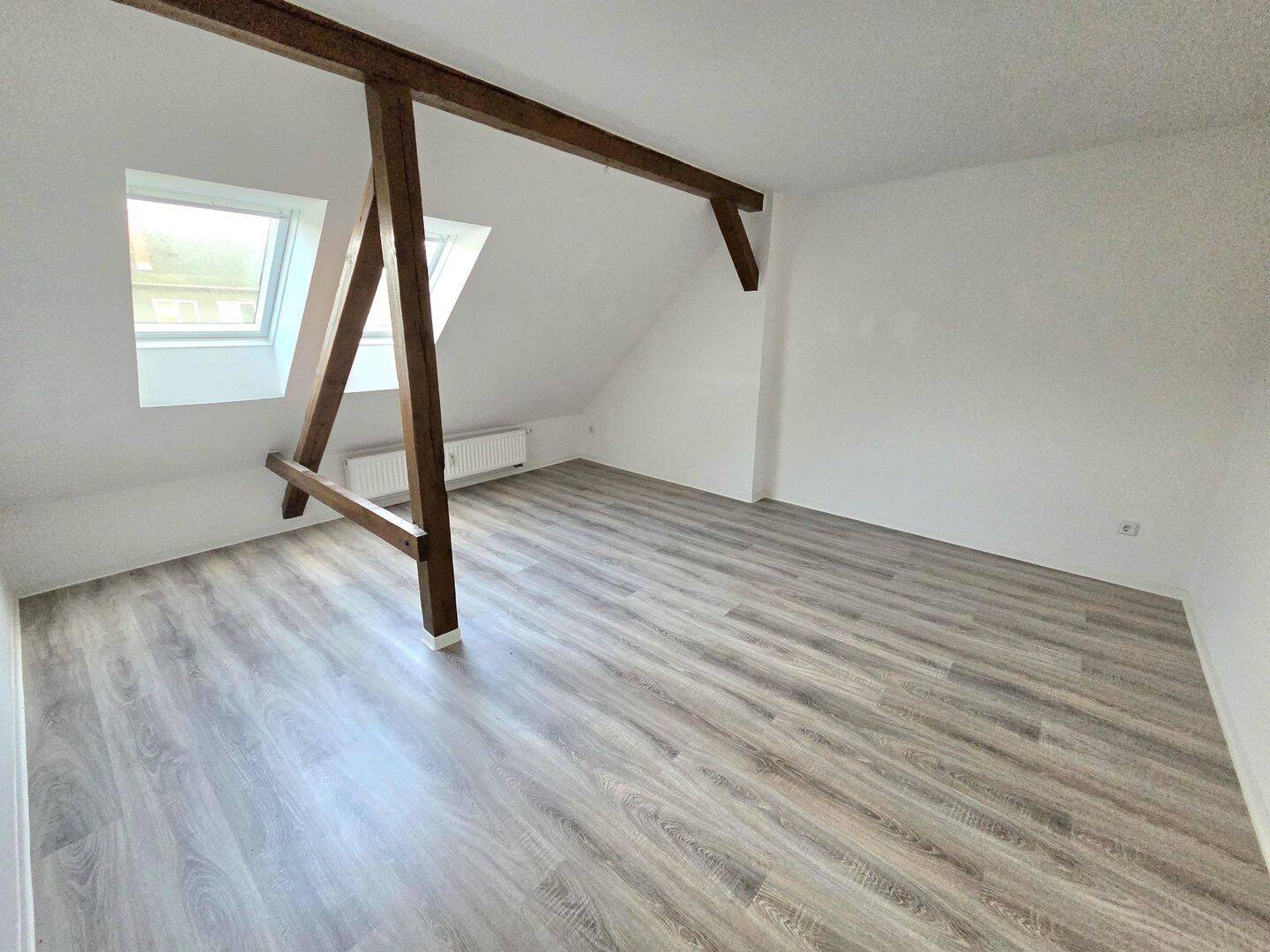 Gemütliche 3-Zimmer-Dachgeschosswohnung mit Sichtbalken in Chemnitz-Hilbersdorf! – Chemnitz – Vorschaubild 5