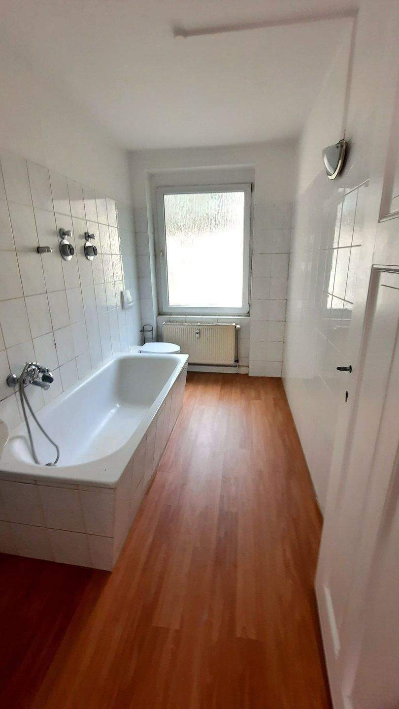 Frisch renoviert! Traumhafte 4-Raumwohnung mit Balkon, nähe Uniklinik – Magdeburg – Vorschaubild 2