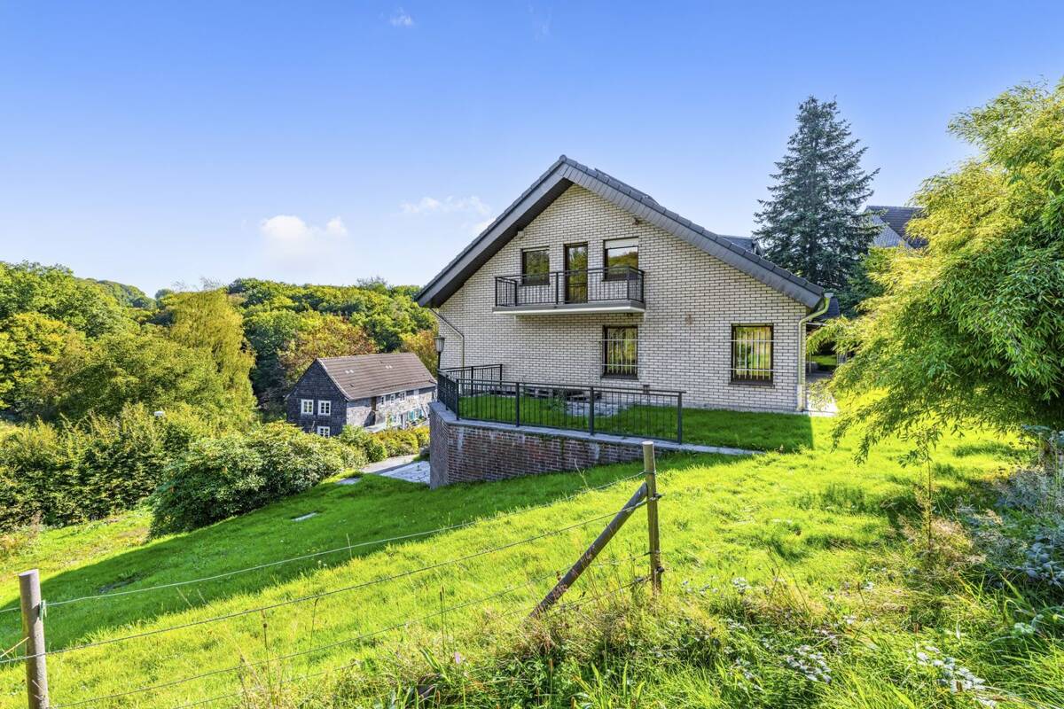 Großzügiges Ein-/ Zweifamilienhaus in ländlicher Grünlage – 42855 Remscheid – Bild 1 von 9