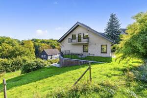 Großzügiges Ein-/ Zweifamilienhaus in ländlicher Grünlage