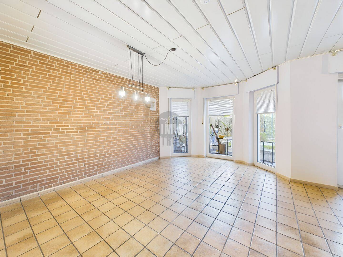 BUNGALOW IN RUHIGER LAGE MIT KAMIN, FUSSBODENHEIZUNG, MODERNEM BADEZIMMER UND ELEKTRISCHER GARAGE – Oldenburg – Vorschaubild 8