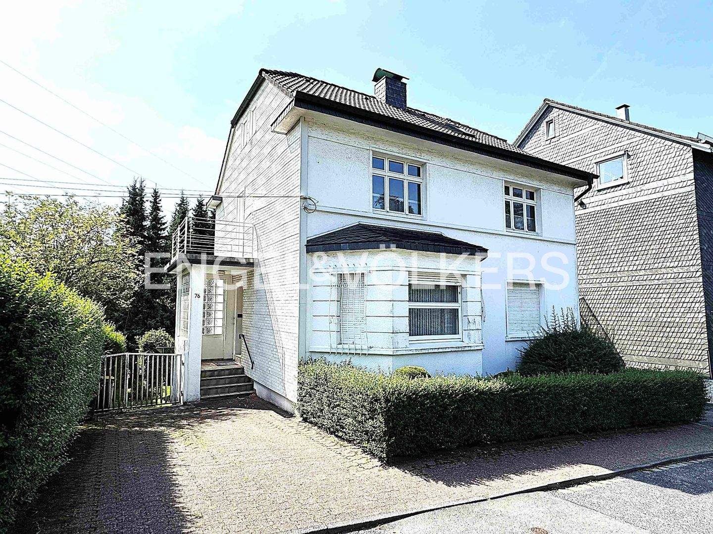 Ein-, Zweifamilienhaus mit großem Entwicklungspotential im Grünen