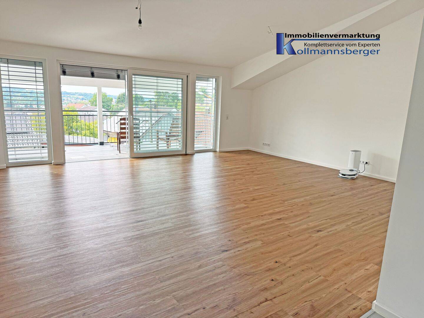 *** TOP *** ausgestattete und neuwertige 3-ZKB Wohnung mit eigenem Zugang * überdachter Balkon * Stellplatz
